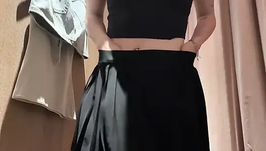 Crot di dalam ruangan ganti baju!! Berharap aku tidak ketahuan!
