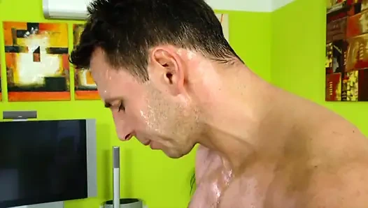 Удивительная брюнетка сосет и скачет на большом члене