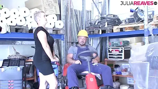 Tombul kaltak büyük bir yarağı emiyor ve mastürbasyondan sonra sikiliyor