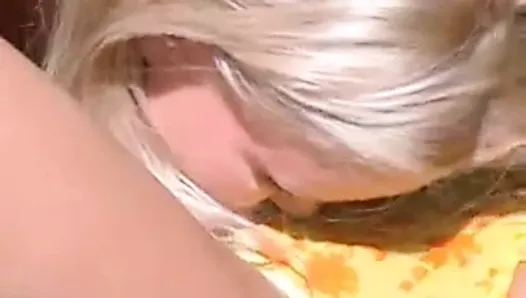 Сногсшибательные блондинки в сексе с солнечными поцелуями