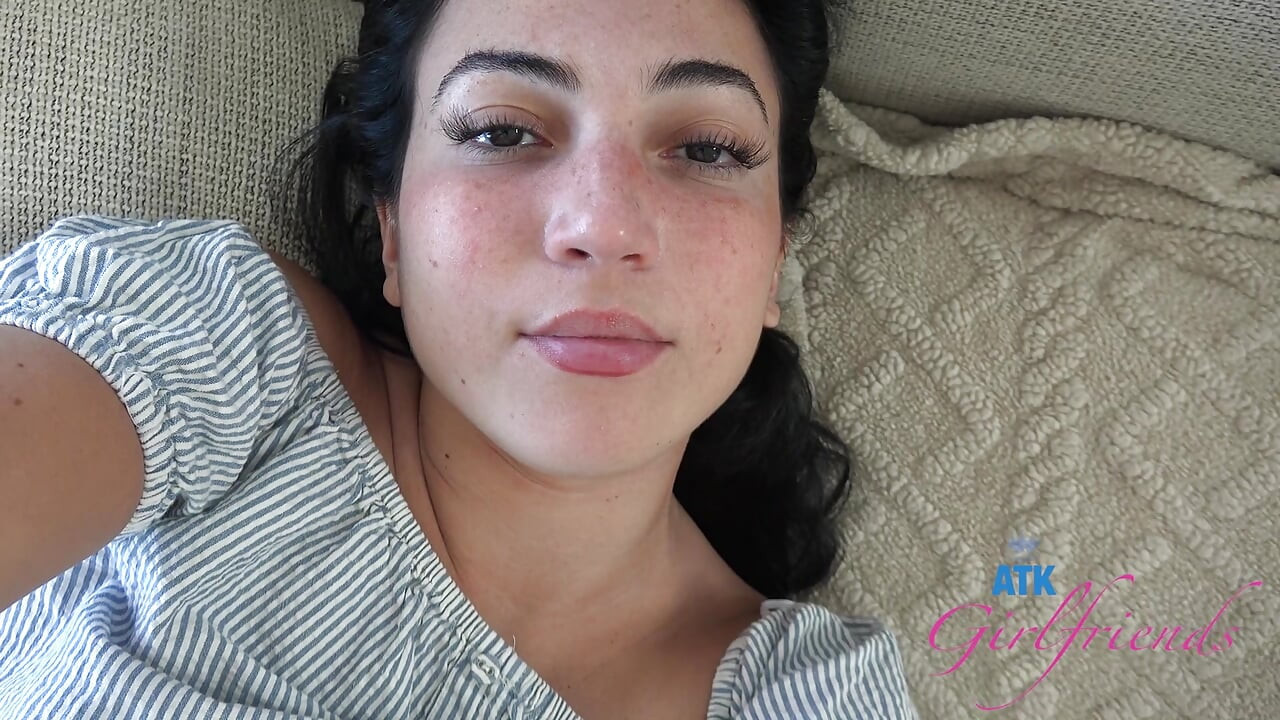 En primer plano - Mira Luv - linda peca novia cita: mamada de coño afeitado