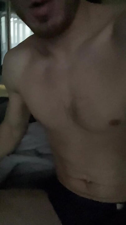 Cowok berotot lurus bikin kamu kopi pagi-pagi yang rasanya kaya sperma