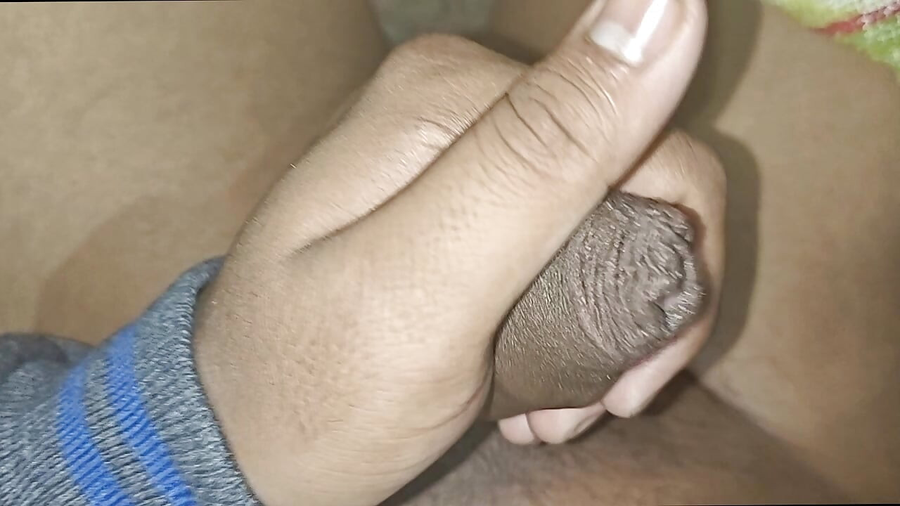 インドのデシの少年が大きなチンコで大量の射精をオナニーしている