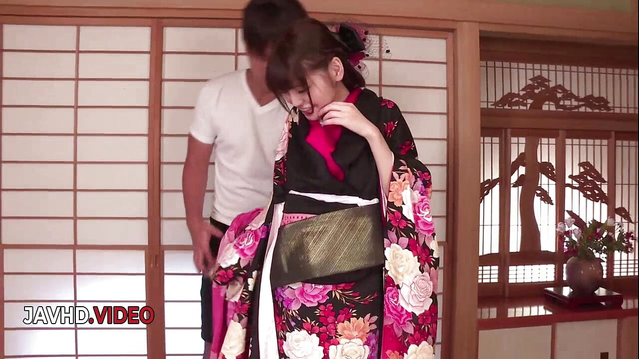 Ateşli Asyalı kimono bebek sert sikiliyor ve dölleniyor
