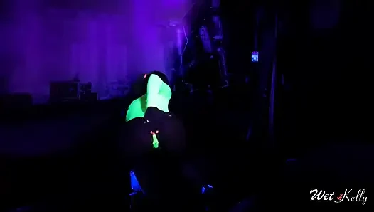 Neon vücudundaki ateşli orta yaşlı seksi kadın karanlıkta sikişmeyi seviyor
