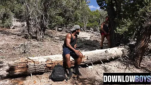 Downlow boys - pax perry domalıyor ve baskın parkurcu tarafından dışarıda sikiliyor