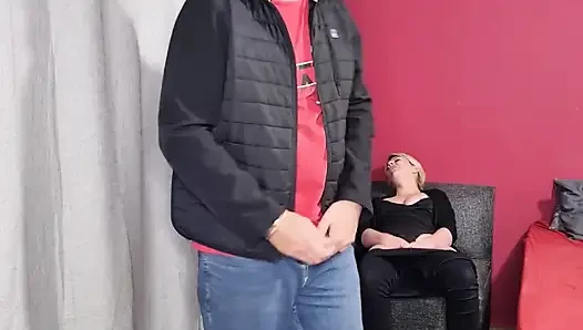 Cewek ini lagi asik fingering memeknya pakai sparowdox