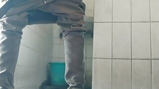 लड़का बाथरूम में अपना बड़ा लंड चोद रहा है