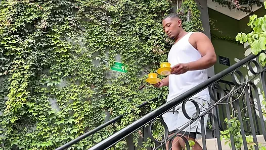 Orta yaşlı seksi üvey annem bana ücretsiz masaj yapıyor ama büyük zenci yarağı masözü ağzıma aldı