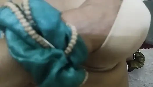 Кладу палец в киску и вынимая из киски воду