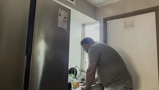 Ich wollte von meinem stiefvater gefickt werden, während er seine tasse wäscht