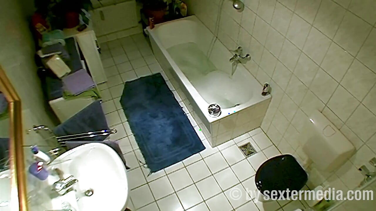 MILF Hace Higiene Personal En El Baño