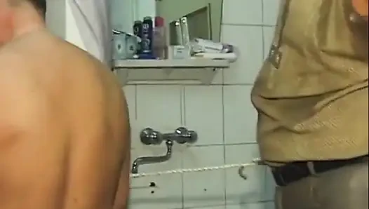 Она обожает странное доминирование