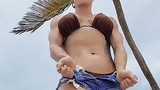 Riesige Muskelgöttin am Strand