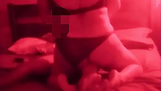Heiße ehefrau, die ausgeht, während ihr ehemann weg ist.
