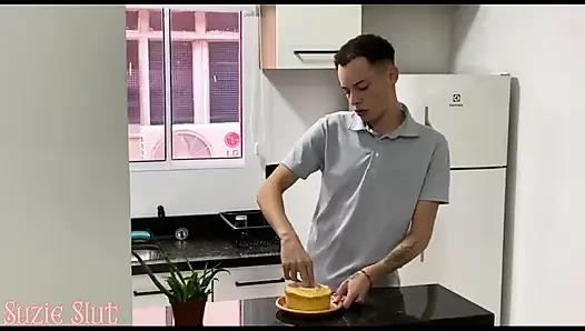 Meine stiefmutter erwischt mich beim masturbieren mit kuchen, sie hat sie für meinen stiefvater gemacht, sie bestraft mich mit sehr hardcore-sex