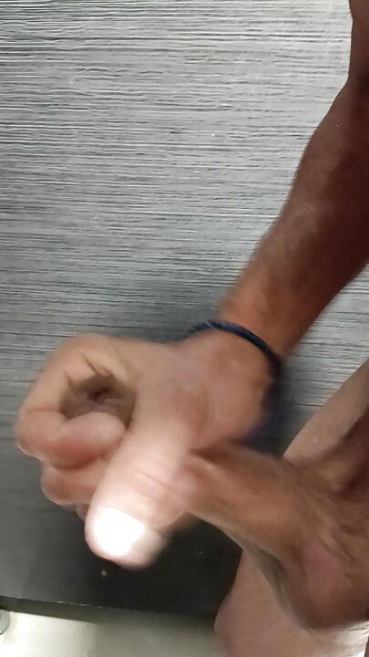 Handjob di tempat kerja di kamar mandi dengan cepat