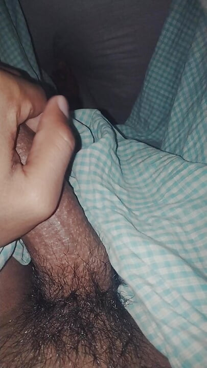 Masturbação muito hardcore por pau grande e quente à meia-noite.