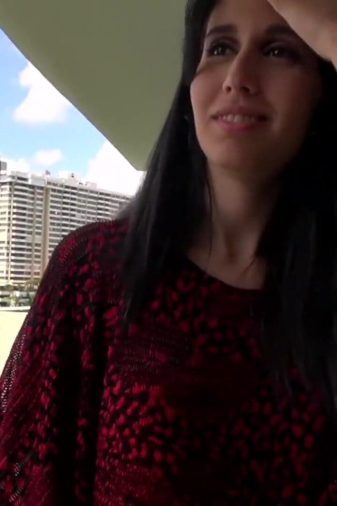 Sex tape latina - la première visite de Kimberly, latina aux petits seins, finit en pipe par la fenêtre avec son copain Juan