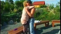 胖奶奶在花园里性交