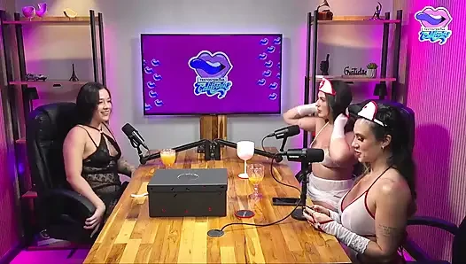 Aksi hot lesbian di podcast tv california! Masih banyak pelacur lagi!
