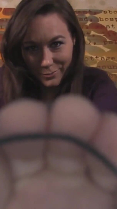 セクシーな衣装でつま先と足の裏をチラチラさせるシンセージ! | クリップ 2