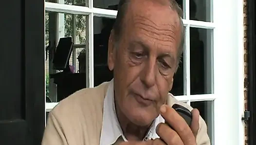 Yaşlı dede torununu sikiyor ve sonra nine ve arkadaşı ona katılıyor