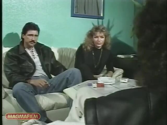 Καυτή ξανθιά Milf σε ζαρτιέρες