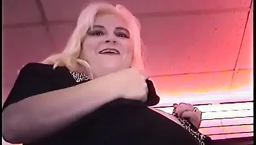 Sarışın orta yaşlı seksi kadınlar amcığını yalıyor ve vahşice yarak emiyor