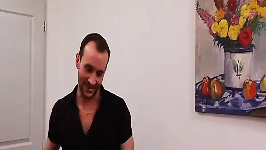 Tombul olgun orta yaşlı seksi kadının kıllı amcığı yoğun oral seansta yutuyor