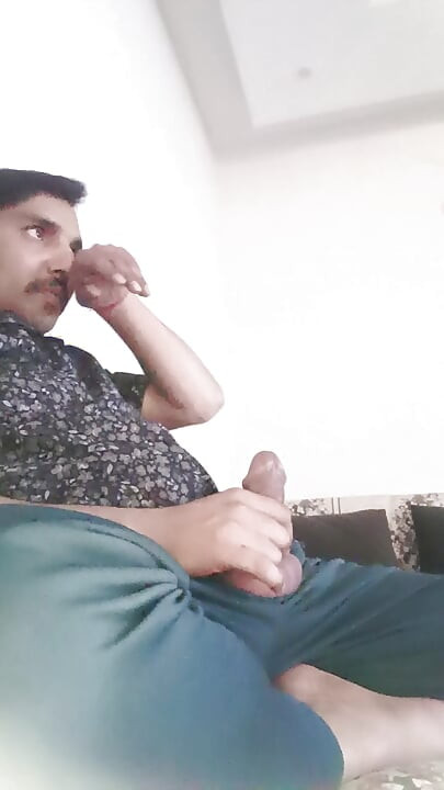 Hintli polis memuru komşusu ve ordu subayı Pakistanlı öğretmen tarafından emiliyor ve sikiliyor