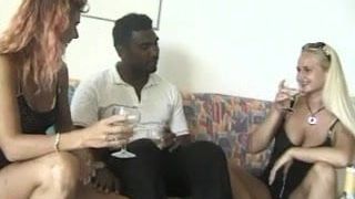 Amateur interracial Dreier mit Gesichtsbesamung