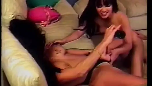 Lesbian toket besar pirang vintage menjilati dildo besar penetrasi