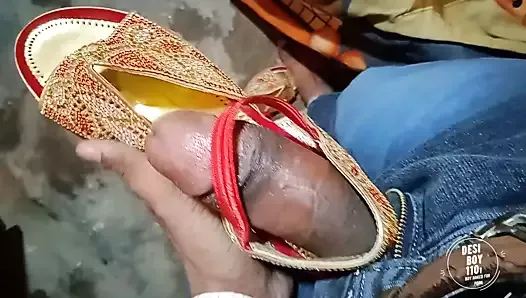 Un garçon indien branle du sperme sur une sandale de fille qui se branle, vidéo de sperme à la demande du spectateur, pranita, un garçon se branle et s'amuse
