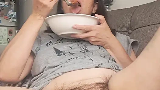 Tante seksi lagi asik jilat kaki sambil ngentot