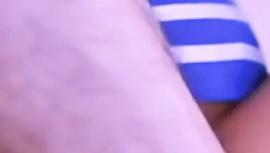 Kız öğrenci öğretmeninin üstüne atlamak için kaçıyor.