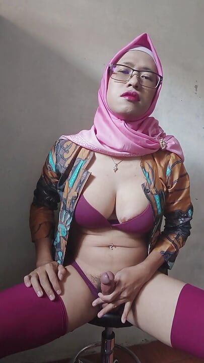 हिजाब शिमेल तिचा मोठा लंड झटकून काढताना