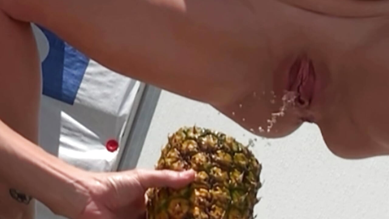 19歳の少年がパイナップルの尿を飲む
