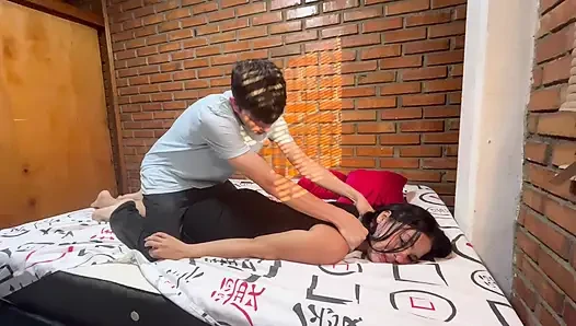 Tetanggaku ramon datang untuk pijat aku dengan santai, dan dia dengan senang hati memasukkan penisnya ke dalam vaginaku.