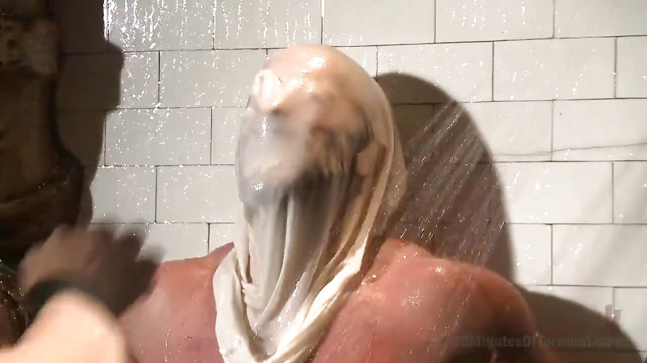 Matahală musculoasă Dirk Caber chinuită fără încetare