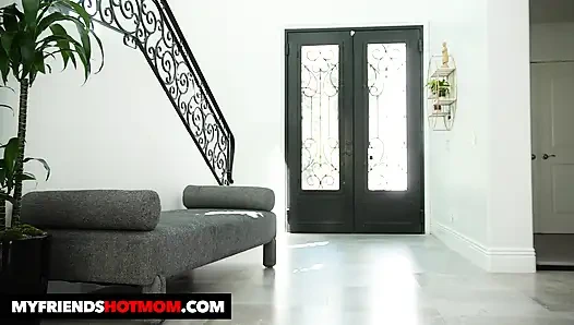 Tante seksi rambut pirang london rose dientot sama teman anaknya sendiri!!