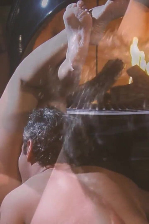 En ateşli kız arkadaşlar sahne-1: büyük götlü güzel sarışın şöminenin önünde erkek arkadaşıyla seks yapıyor