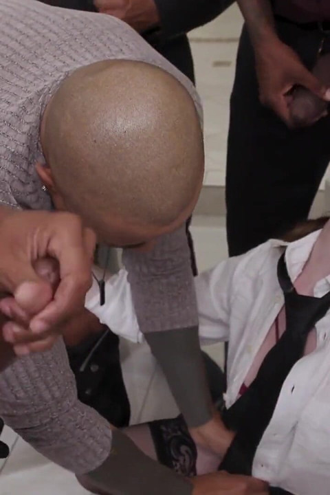 Hazel Moore berkongkek gangbang dubur dengan zakar hitam besar