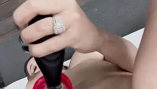 Pussy Pump'i deniyor