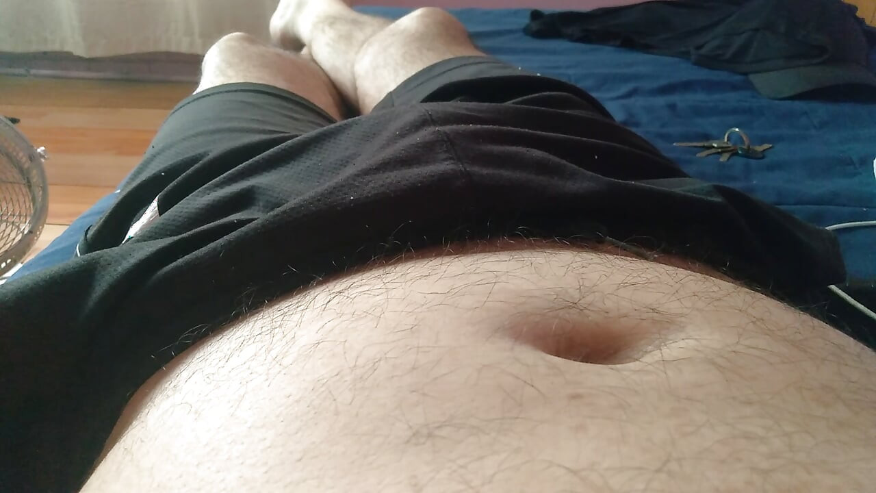 Σέξι μοναχικό αγόρι με τον σκληρό πούτσο του