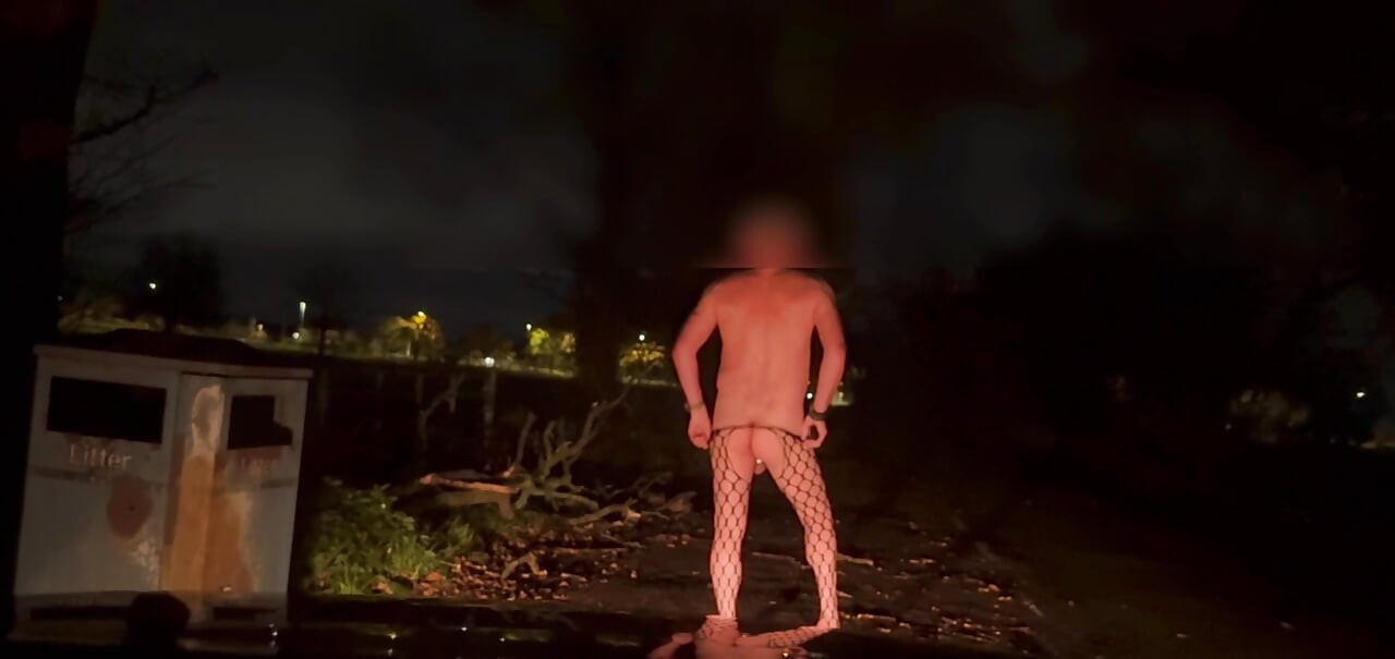 Je me déshabille de mon corps en bas et je me branle au bord de la route