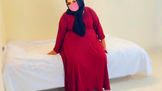 Follando a una suegra musulmana gordita vistiendo un burqa rojo y un hijab (parte 2)