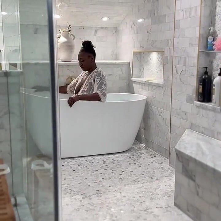 Sultry Soak: Giana's Naughty Bath Tease