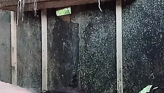 Düzgün vücutlu bir kızın sokakta kendini yıkamasını izliyorum.