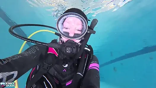 Unterwasser-Tauchsklaventraining - dominiert in chains & wetsuit Edging